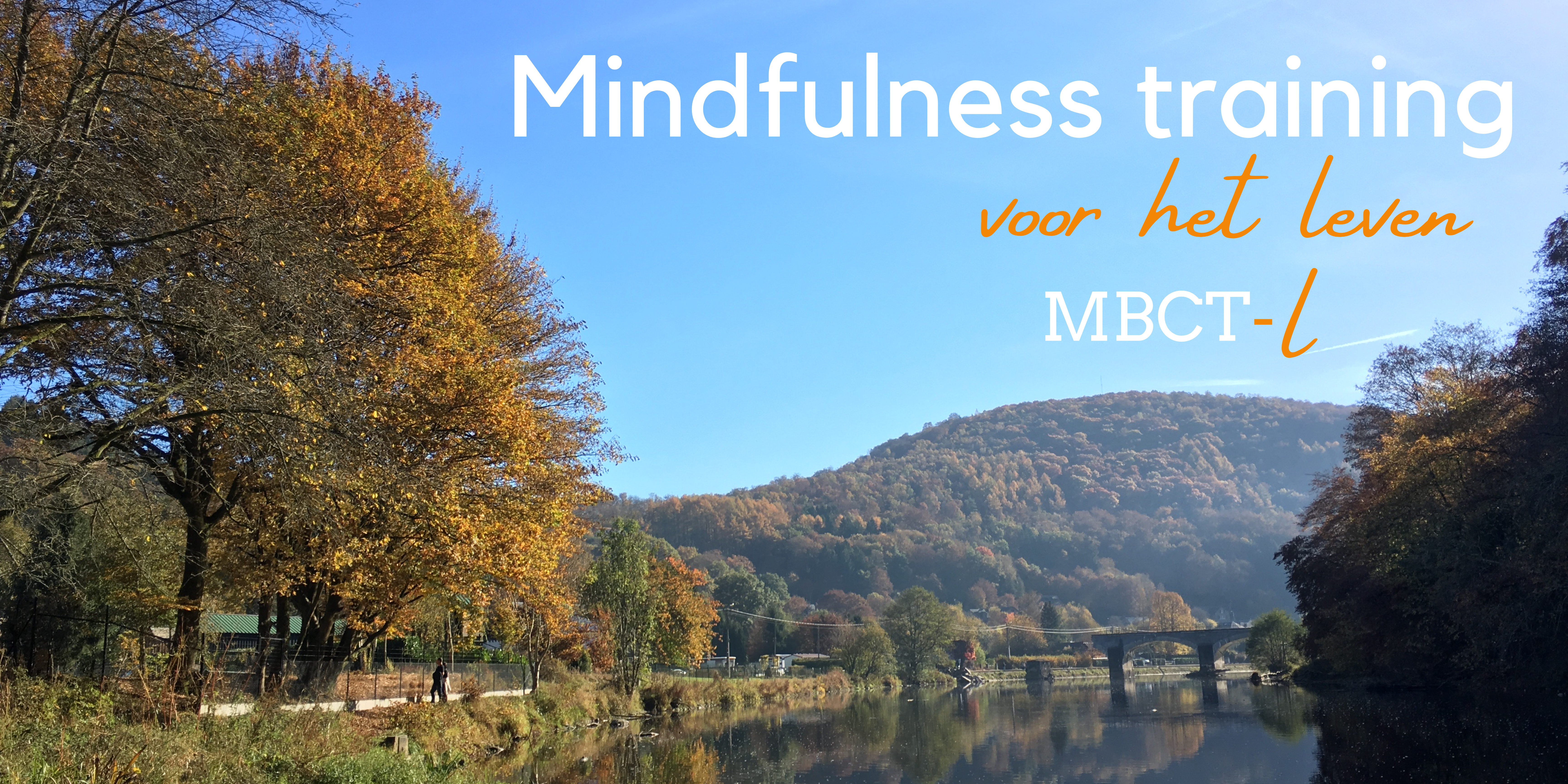 Landschap van rivier, kleurrijke bomen, brug op de achtergrond, mensen die aan het wandelen zijn. Tekst in de afbeelding: Mindfulness training voor het leven (MBCT-L-)